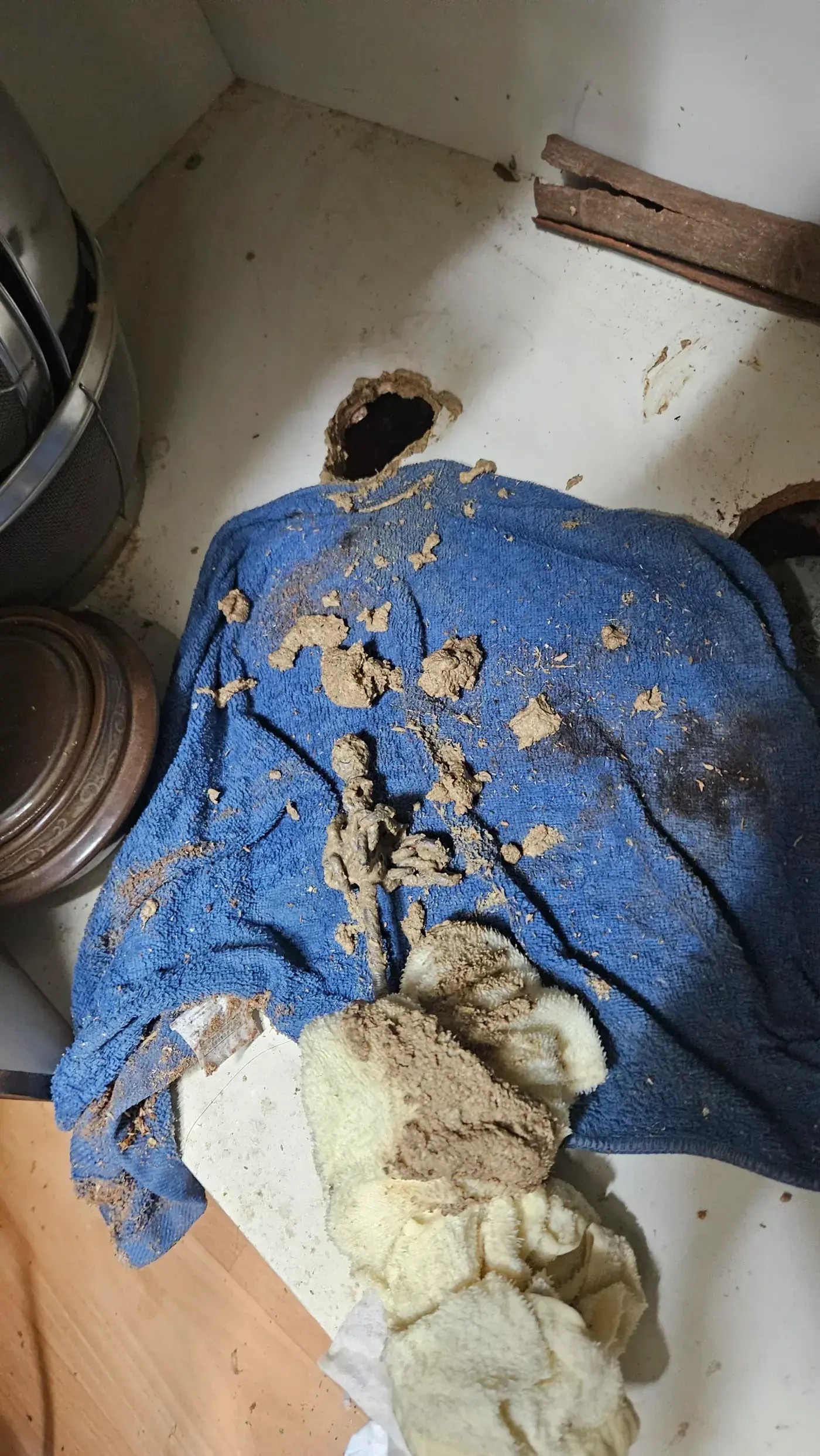 배관에서 파쇄되어 나온 흙덩이 같은 기름 슬러지