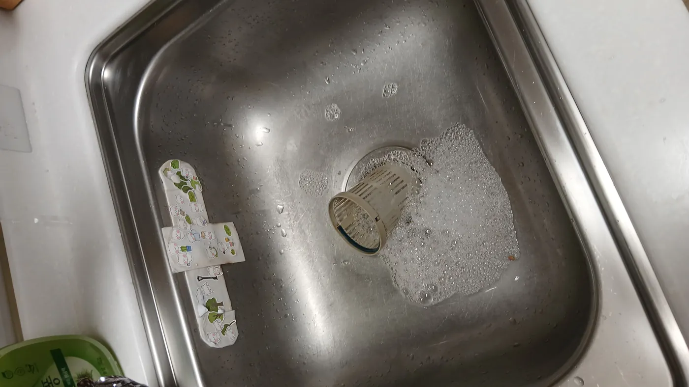 동두천시 지행동 아파트 싱크대 거름망을 빼낸 뒤에도 배수구 주변에 거품과 물이 그대로 고여 있는 모습