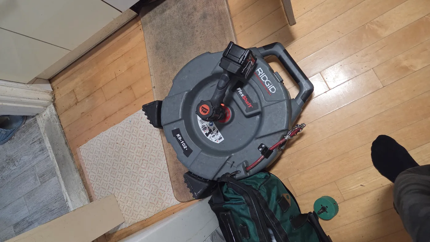가평군 가평읍 빌라 주방 입구에 세팅한 RIDGID FlexShaft K9-102+와 브러시리스 충전 드릴, 옆에 놓인 초록색 홀쏘