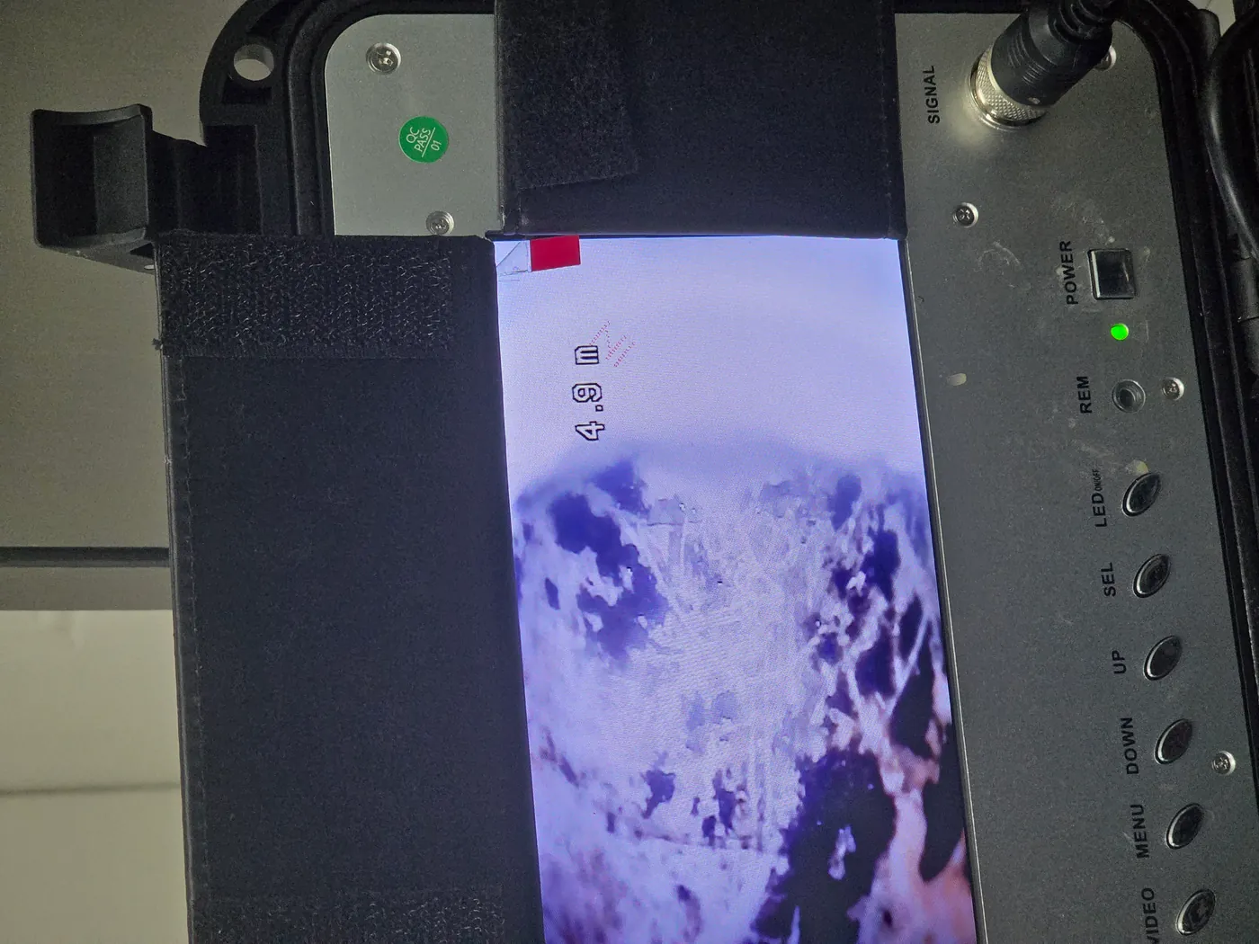 배관 내시경 모니터 4.9m 지점, 배관 벽 전체에 붙은 검은 스케일