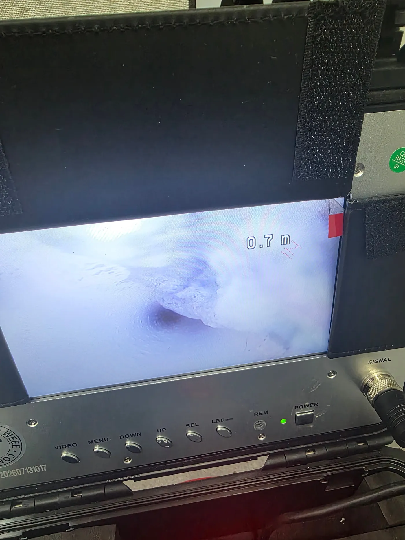 내시경 화면 0.7m 지점, 배관 벽에 하얗게 굳어 붙은 기름층