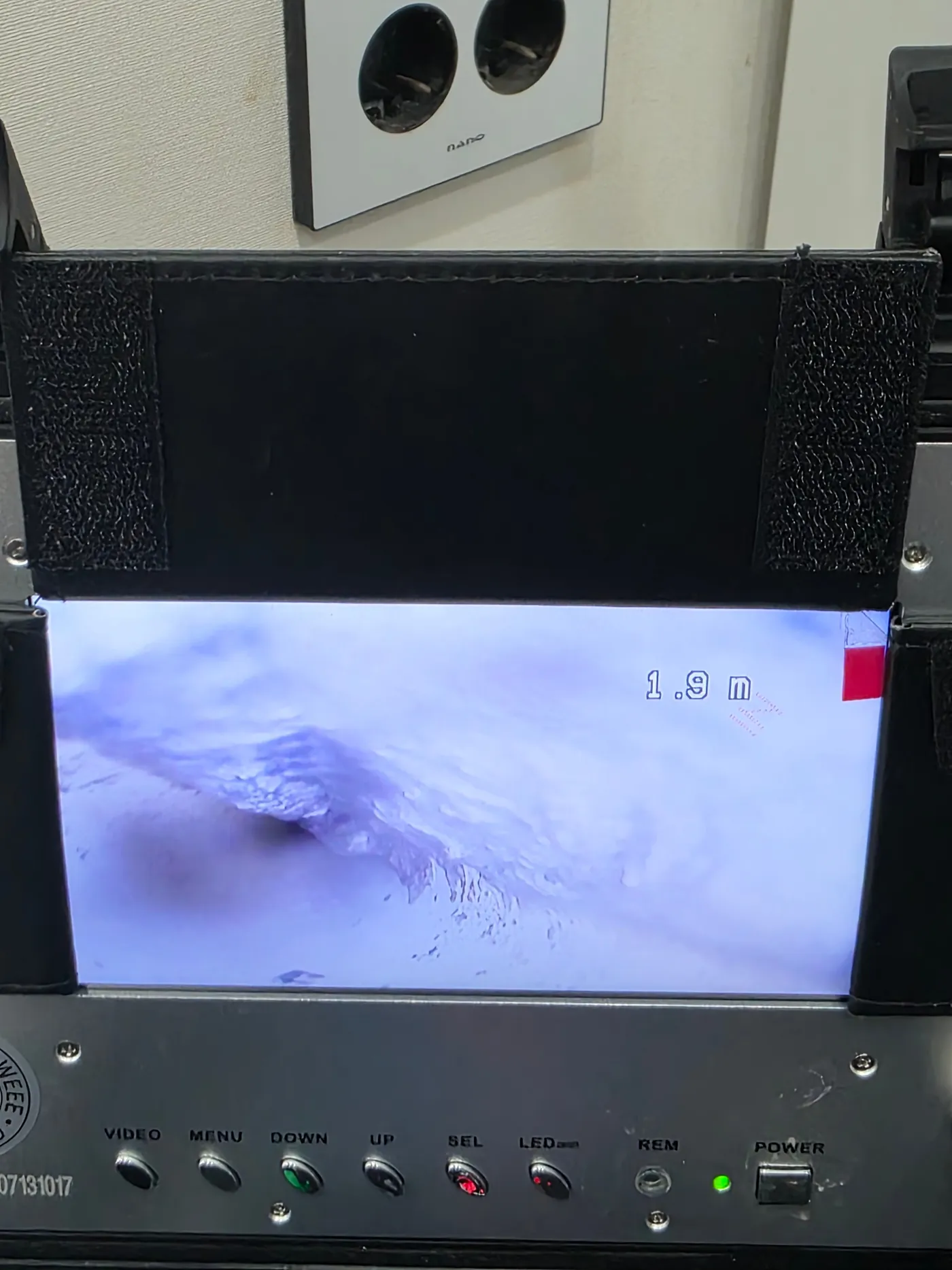내시경 화면 1.9m 지점, 배관 통로를 좁힌 두꺼운 기름 덩어리