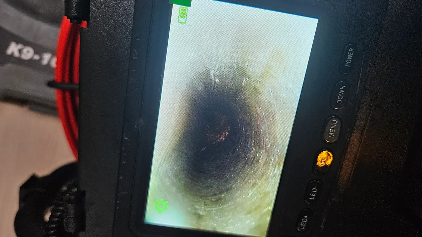작업 후 배관 내시경 화면, 슬러지가 제거되어 배관 안쪽이 둥글게 드러난 모습