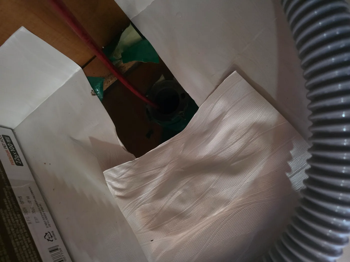배관 내시경 모니터 화면, 2.9M 지점에서 습기로 렌즈에 김이 서려 뿌옇게 흐려진 배관 내부 모습